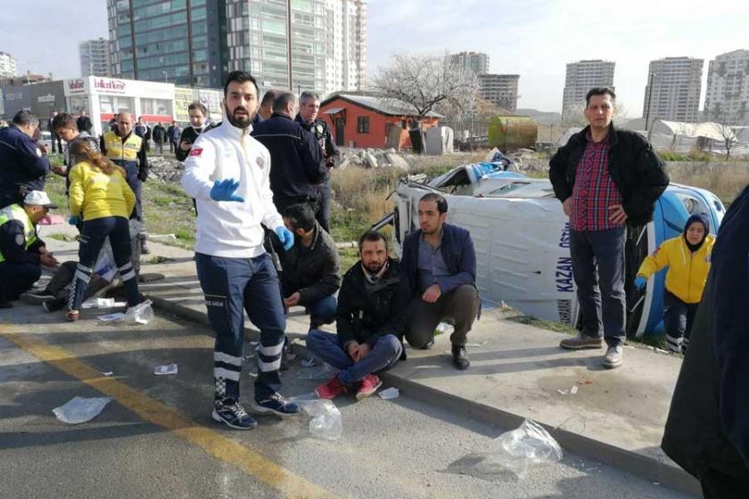 Ankara’da minibüs kamyonla çarpıştı: 17 yaralı 