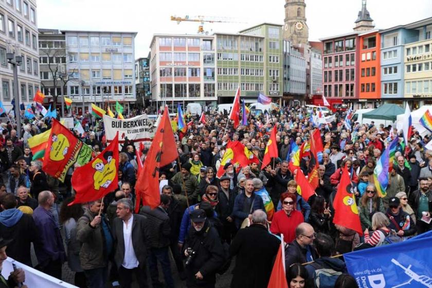 Almanya'daki Paskalya yürüyüşünde binlerce kişi barış için yürüdü