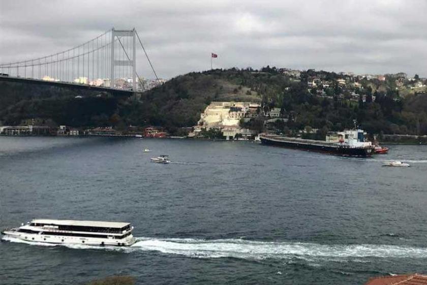 İstanbul Boğazı'nda dümeni kilitlenen 225 m'lik gemi yalıya çarptı