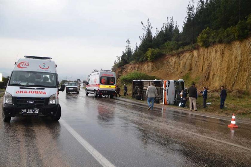 Servis midibüsü şarampole yuvarlandı, 15 öğrenci yaralı