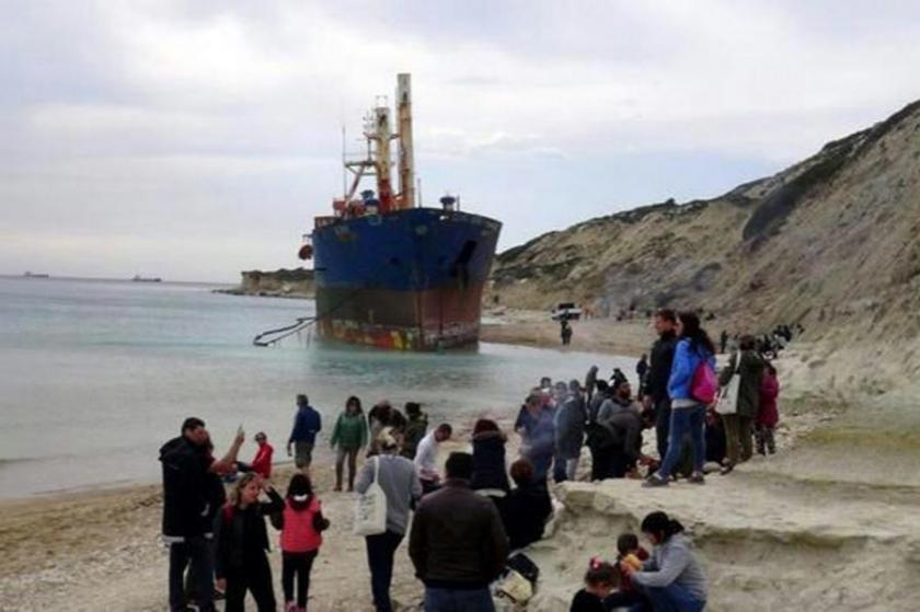 Bozcaada sahilindeki 'Mercy God' isimli gemi sökülüyor