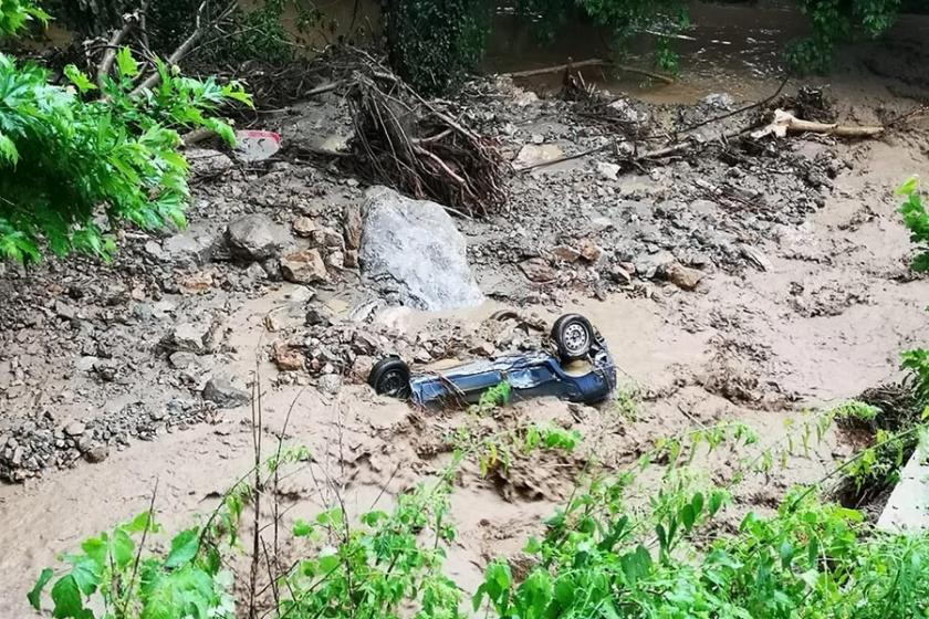 Bursa'da sel: 3 koyun öldü, araçlar mahsur kaldı