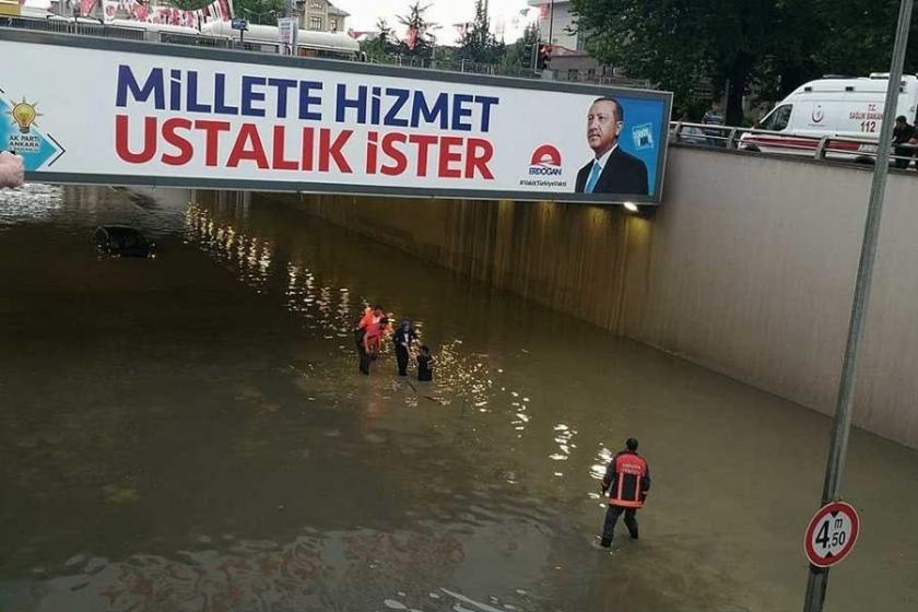 Ankara'da sel; AKP'nin 'Hizmette ustalık!' pankartı dikkat çekti!