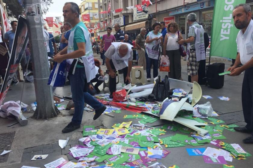 İzmir'de Yeşiller Sol ve Gelecek Partisi'nin HDP standına saldırı