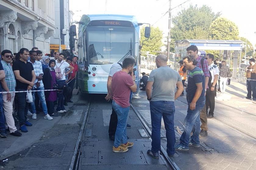 Sultanahmet'te tramvay raydan çıktı; seferler bir süre yapılamadı