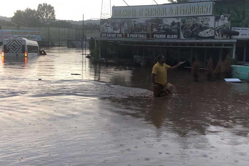 Kocaeli'yi sağanak vurdu, mahsur kalan 20 kişi kurtarıldı