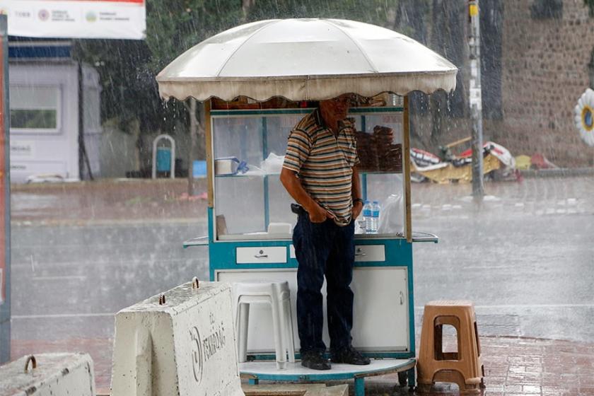 Meteoroloji uyardı: İstanbul'a öğle saatlerinde yağış bekleniyor