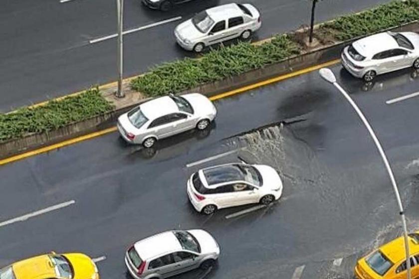 Ankara'da sağanak sonucu yol çöktü