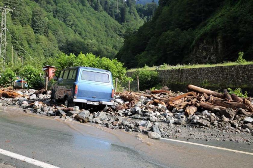 Rize’de sel ve heyelanda mahsur kalan 3 motosikletli kurtarıldı