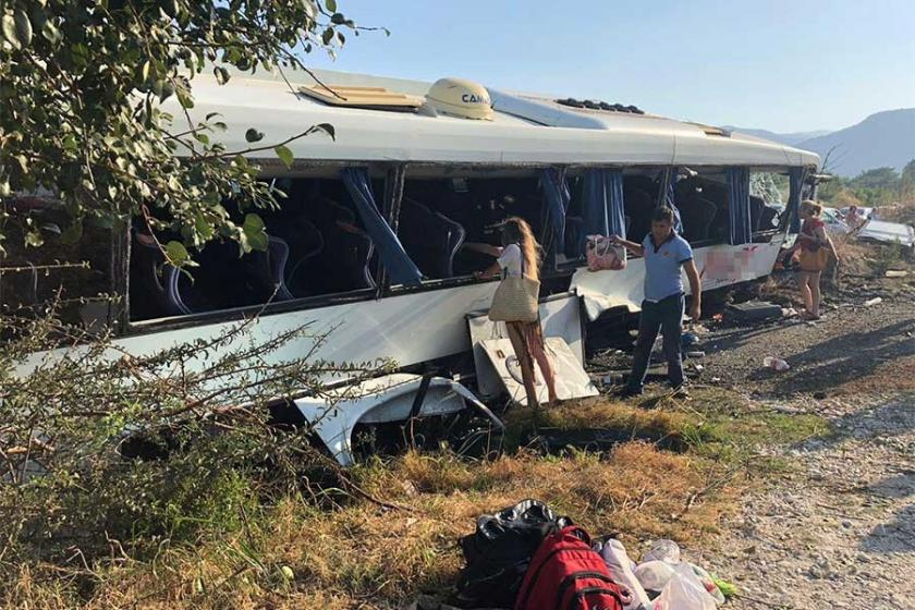 Seydikemer'de tur otobüsü kaza yaptı, 25 kişi yaralandı