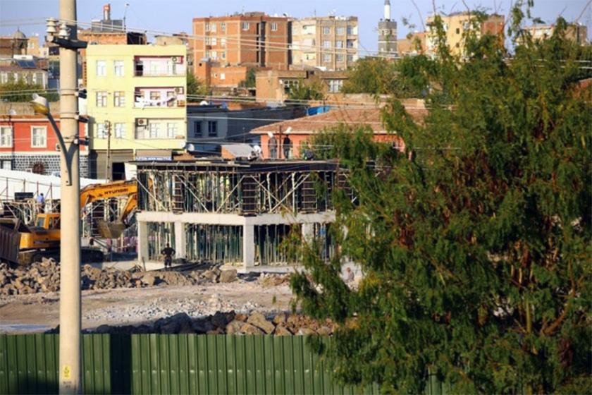 ‘Bakanlık Sur’daki evlerin kime verileceğini açıklasın’