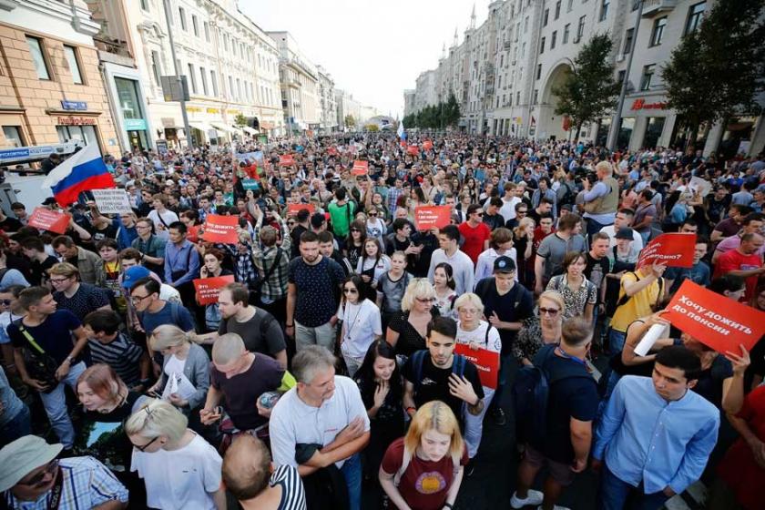 Rusya'da binlerce kişi emeklilik yaşını yükselten yasayı protesto etti