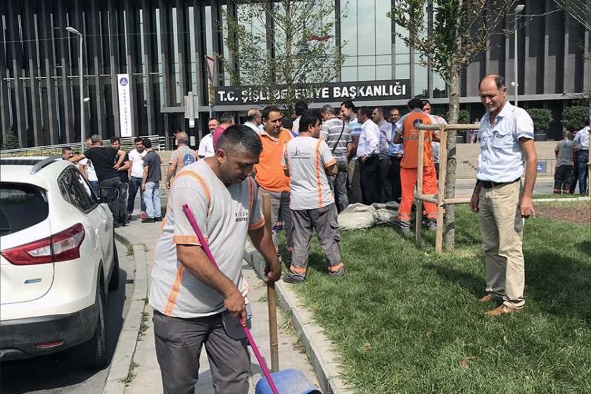 Ücretleri ödenmeyen işçiler belediye binası önünde toplandı