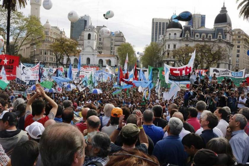 Arjantin’de başkan diz çöküyor, emekçiler ayakta!