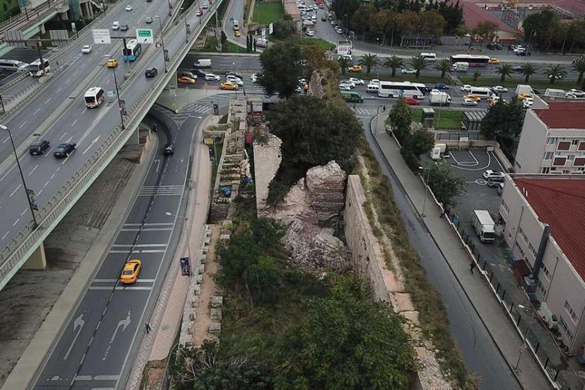 İstanbul'da tarihi surlarda çökme