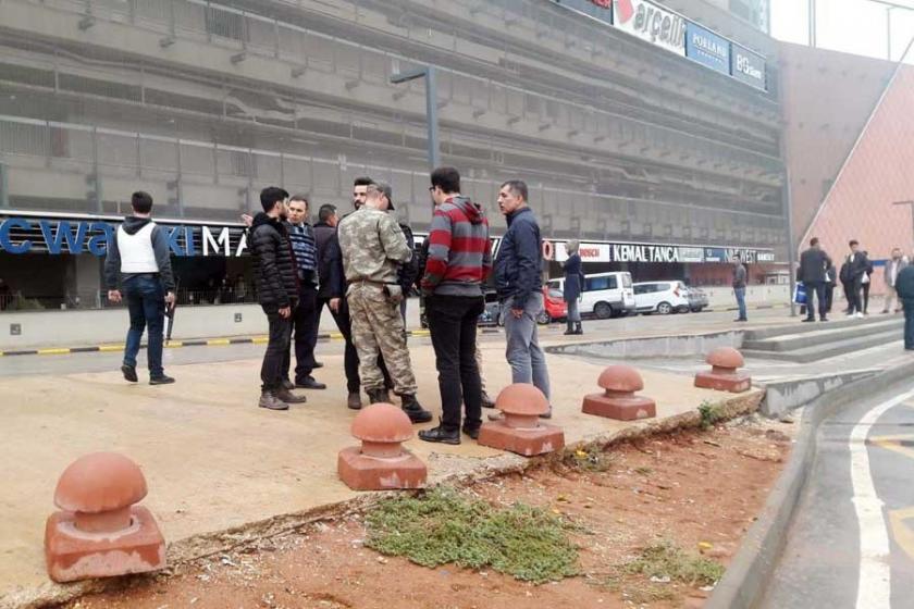 AVM çalışanlarını rehin alan firari asker teslim oldu