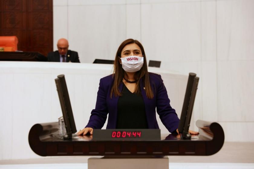 Mecliste lösemi çocuklar için maske taktılar