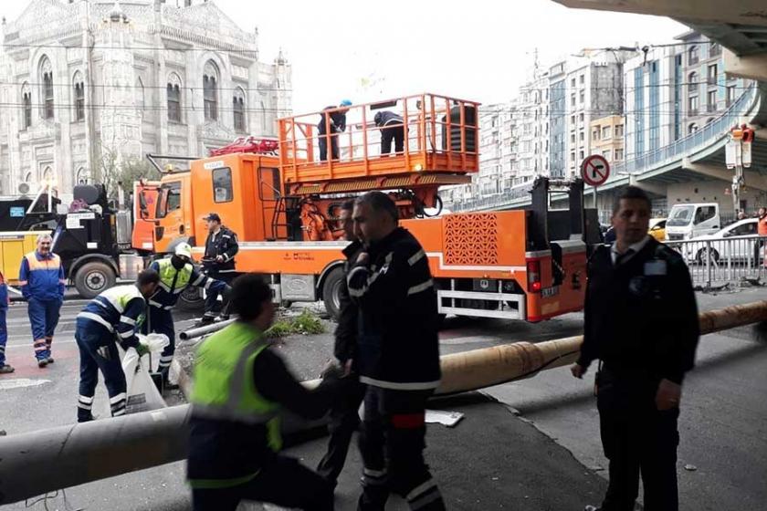 Otobüs tramvay hattına girdi, tramvay seferleri aksadı