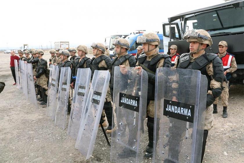 İşten atılan işçilere karşı jandarma patrona kalkan oldu