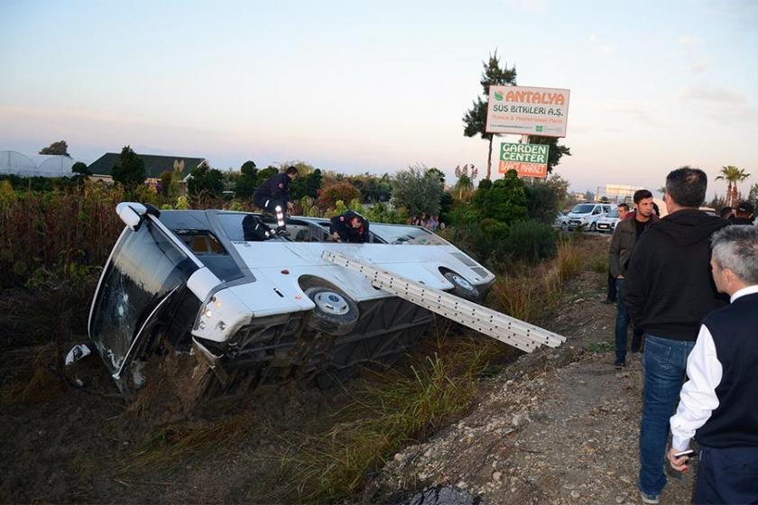 İşçileri taşıyan servis devrildi: 14 yaralı