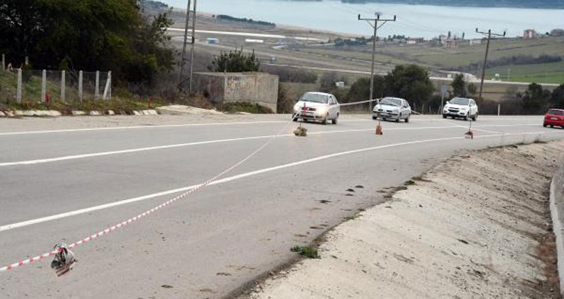 Tarlasından geçen kara yolunu kapattı