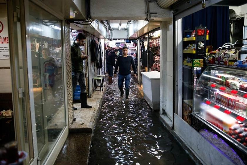 Yağmur Ege’de etkili oldu: Ev ve iş yerlerini su bastı