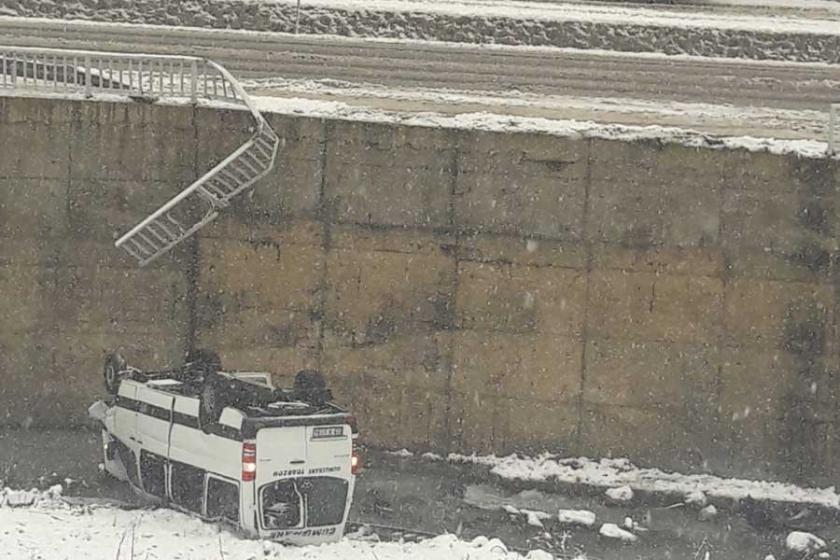 Trabzon Maçka'da minibüs dereye devrildi: 15 yaralı