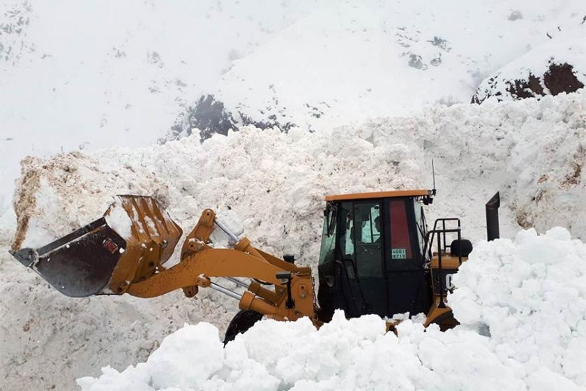 Çığ nedeniyle kapanan Hakkari-Şırnak karayolunda çalışmalar sürüyor