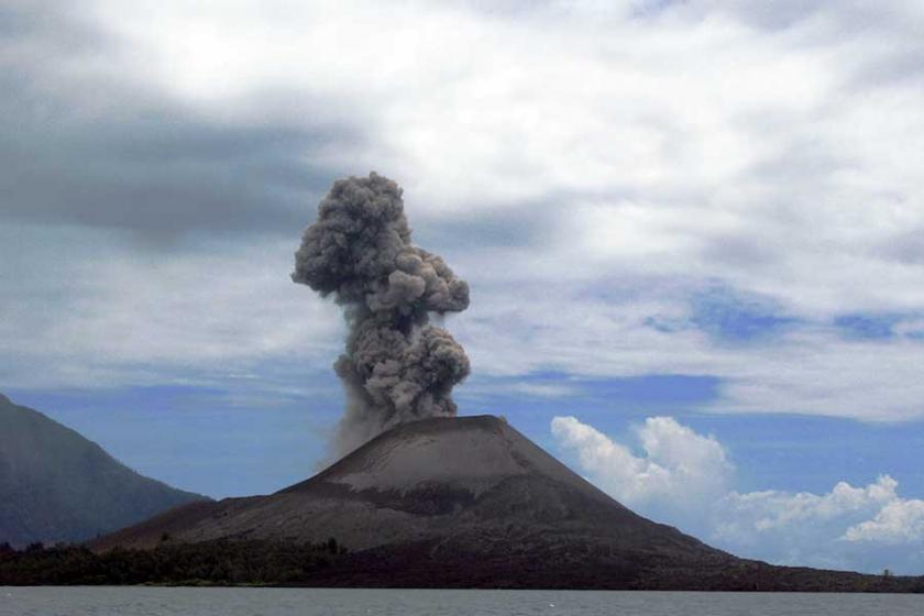 Endonezya'daki Anak Krakatau Yanardağı'nda patlamalar sürüyor