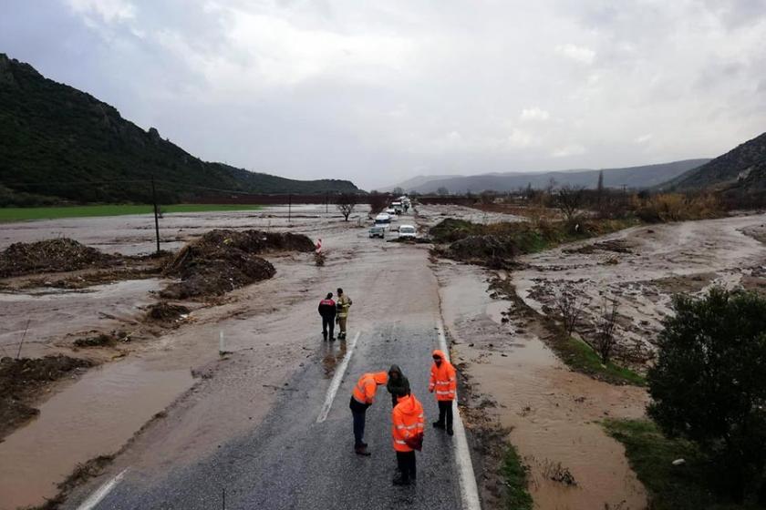 Tire-Selçuk karayolu taşkın nedeniyle ulaşıma kapandı