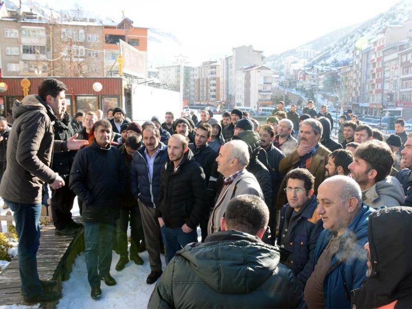 Gümüşhane'de ücretleri ödenmeyen maden işçileri eylem yaptı