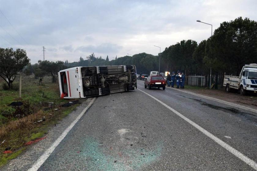 İşçi servis midibüsü devrildi: 2'si ağır 17 yaralı