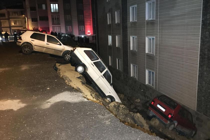 Karabük’te sitenin istinat duvarı çöktü