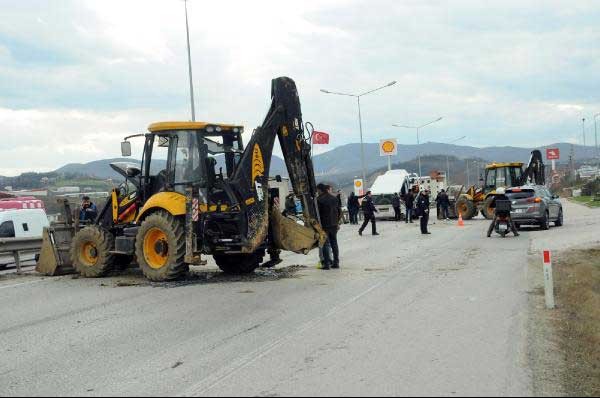 Yalova'da iş makinesi işçi servisine çarptı: 2 sürücü ve 4 işçi yaralı