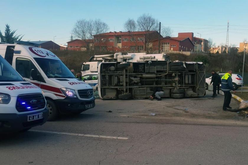 İşçileri taşıyan midibüs ile hafif ticari araç çarpıştı: 6 yaralı