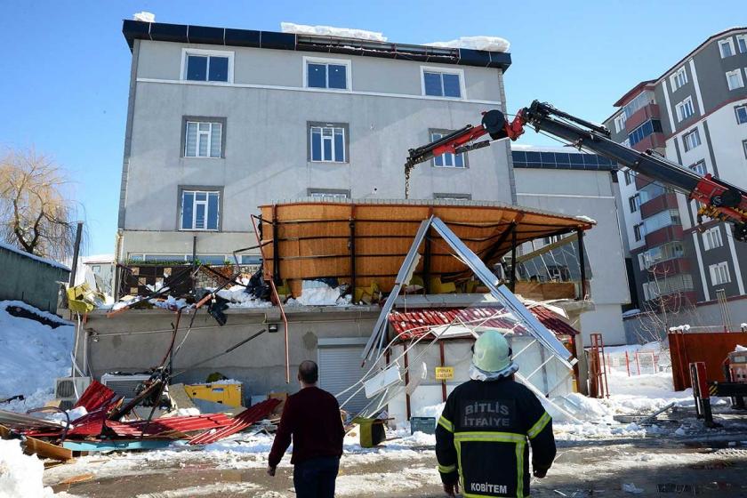 Bitlis'te kafenin terasına kar düşmesi sonucu 1 kişi yaşamını yitirdi