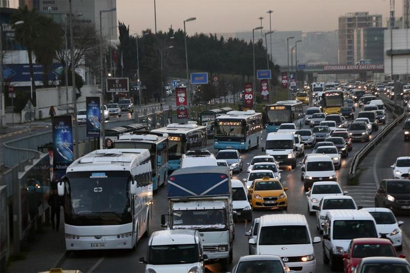 Okullar açıldı, trafik çilesi başladı