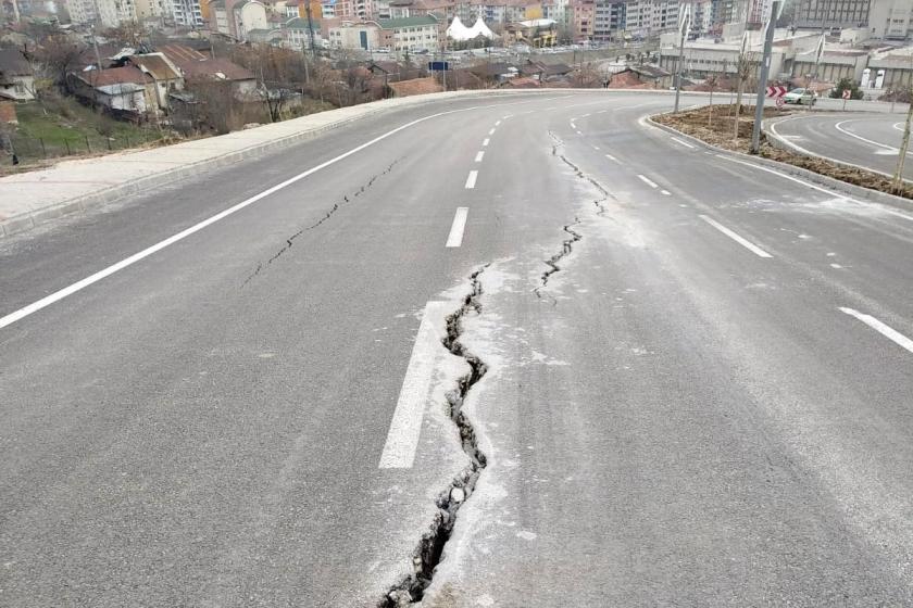 Elazığ’da AKP tarafından bir yıl önce açılan bulvarın asfaltı çatladı