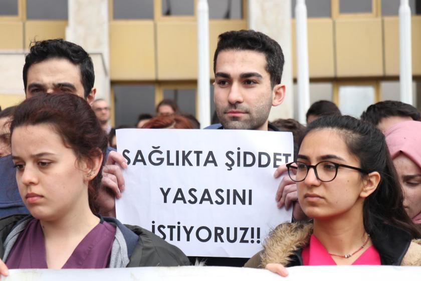 Sağlıkta şiddet yasasını istiyoruz dövinizi tutan bir genç