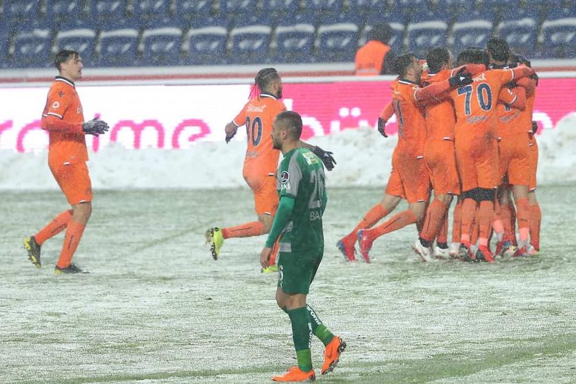 Kar nedeniyle 1 gün ertelenen maçta Başakşehir, Bursaspor'u 3-0 yendi