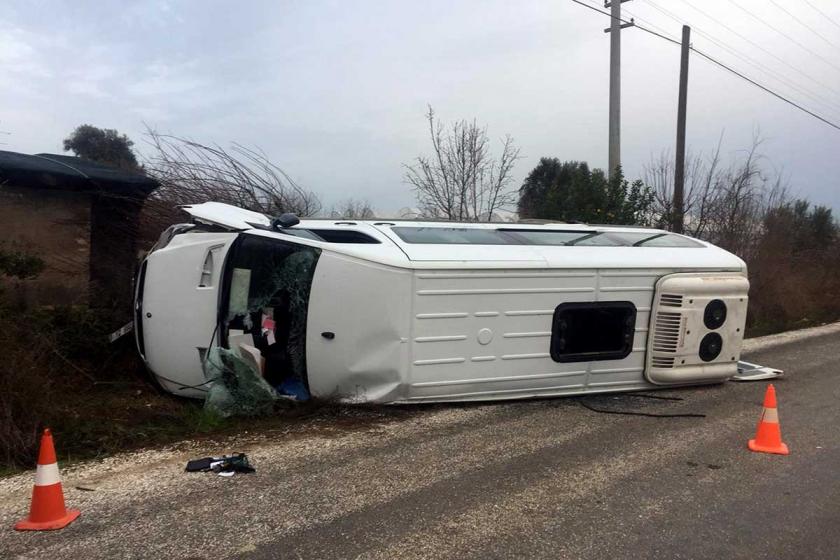 Sürücüsü kalp krizi geçiren öğrenci servisi devrildi: 1 ölü, 3 yaralı