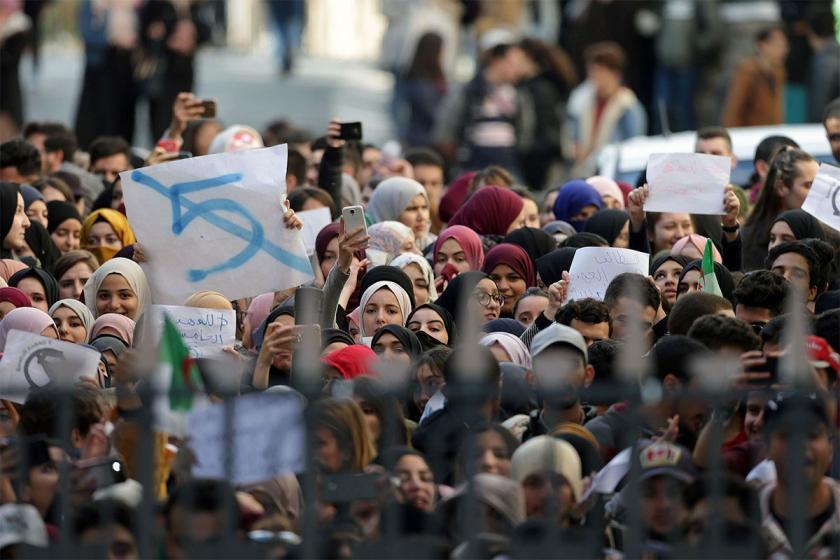 Cezayir devlet televizyonu çalışanlarından ‘yayın yasağı’ protestosu