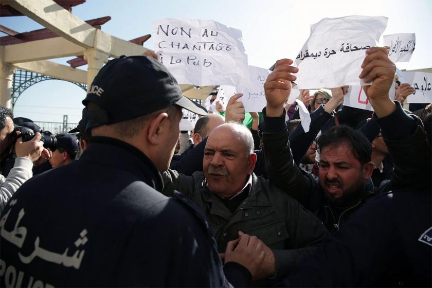 Cezayirli gazetecilerin hükümet ve sansür protestosu sürüyor