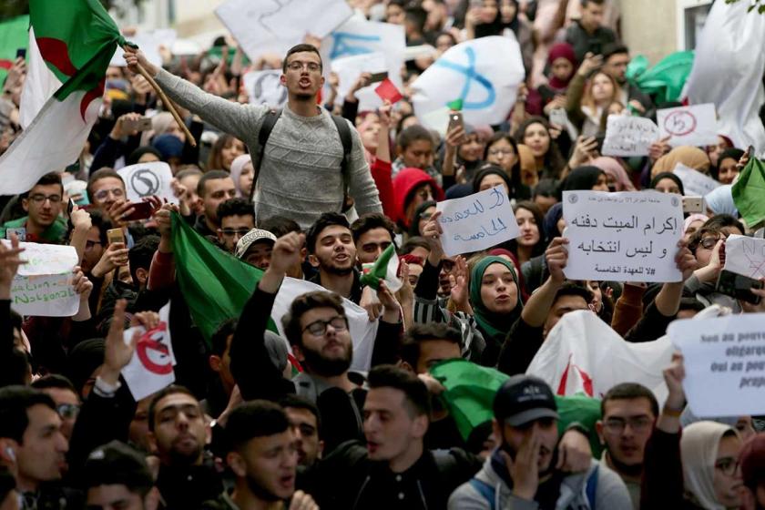 Cezayir'de 2 vekil, Buteflika'nın adaylığını protesto için istifa etti