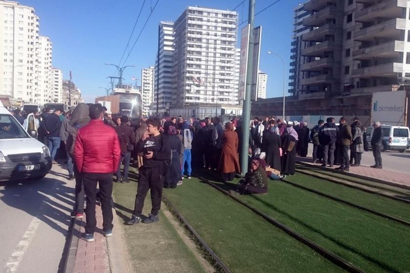 Antep’te Uğur inşaat mağdurları yolu kapattı