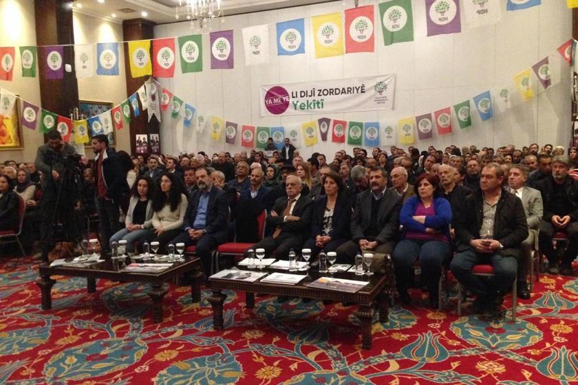 Mardin’de HDP seçim bildirgesi açıkladı, salondakiler kameraya alındı