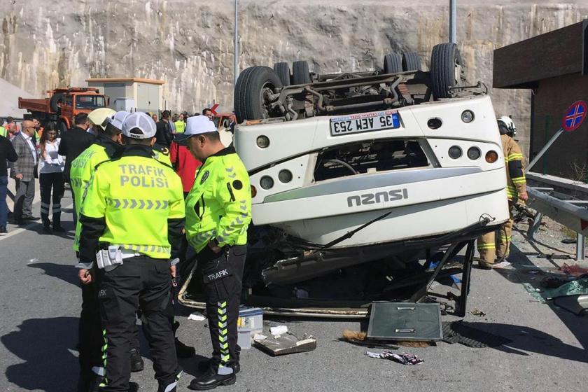 İzmir'de servis minibüsü devrildi: 5'i ağır 20 yaralı