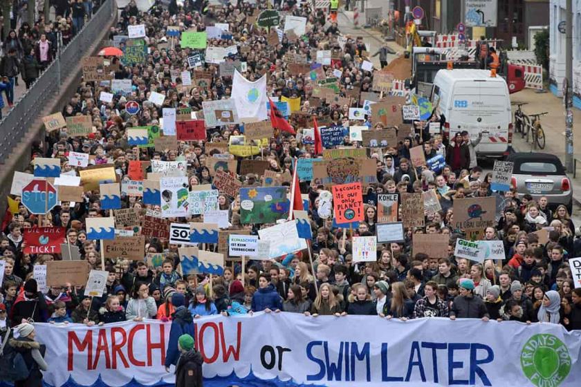 Hamburg’da 5 bin öğrenci sokağa çıkarak hükümeti protesto etti