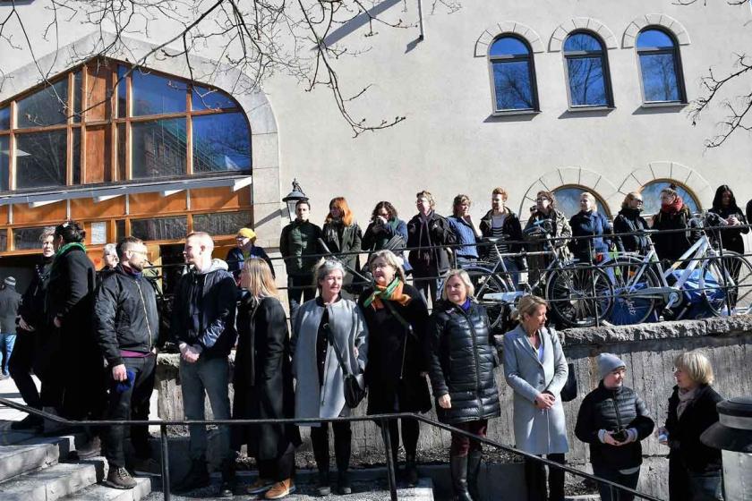 Stockholm’de caminin etrafında etten duvar örüldü