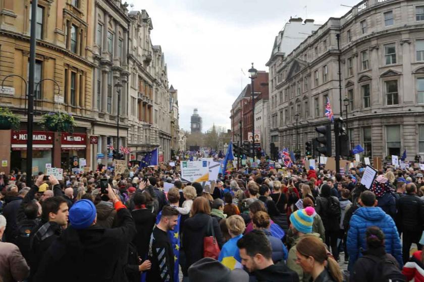 Londra'da 1 milyon kişi Brexit'e karşı yürüdü